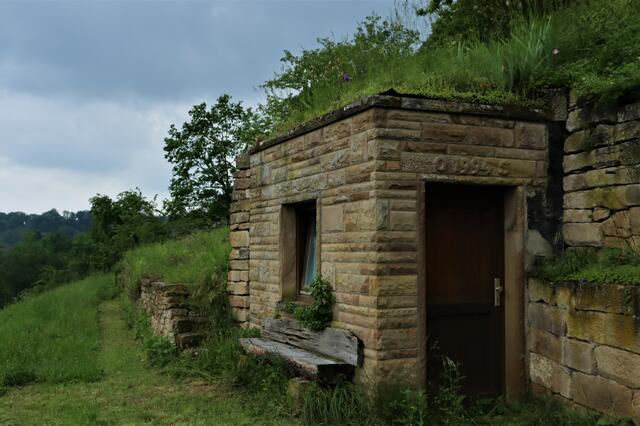 wie bei Hobbits, in den Berg hinein gebaut.
