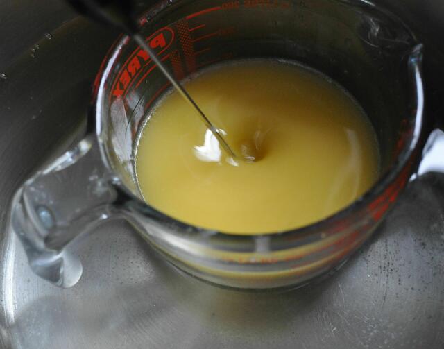 Im Wasserbad wird die Creme kalt gerührt. | Foto: Daniela Somers