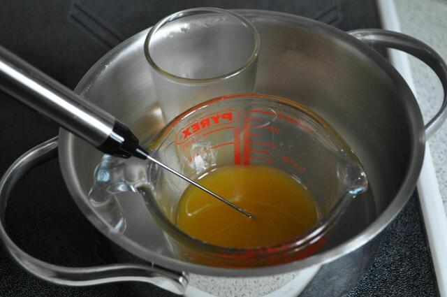 Öl und Tee im Wasserbad erhitzen. | Foto: Daniela Somers