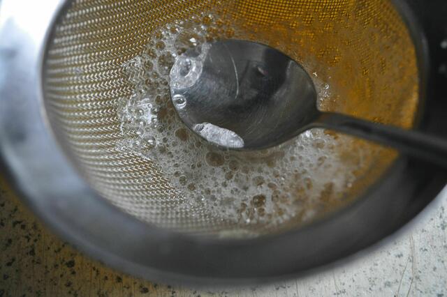 Das Aloe Vera Gel muss man zerkleinern, damit es sich nachher besser im Öl vermischt. | Foto: Daniela Somers