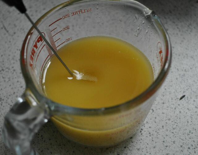 Nun ist der Tee im Öl und es muss gerührt werden. Zuerst mit dem Milchaufschäumer, danach dann mit einem Holzstäbchen. | Foto: Daniela Somers