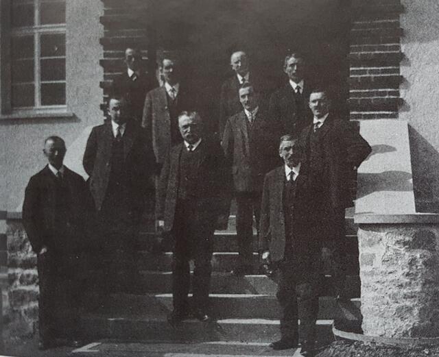 1929 : Der Morsbacher Gemeinerat mit Bürgermeister Mehrer (Mitte unten) bei der Einweihung des neuen Schulhauses, Quelle: Künzelsauer Heimatbuch Band II, Abb.852, S.461