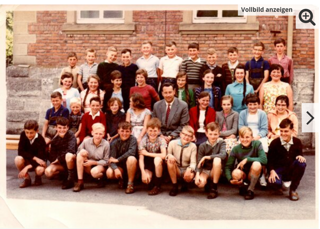 Klasse 5-8 im Frühjahr 1964 (?) , 37 Schüler mit Rektor Willi Braun, Quelle: Reinhold Leja --> https://meine.stimme.de/kuenzelsau/kultur-freizeit/das-kocherstettener-heimatfest-1963-_-fotogalerie-von-reinhold-leja-d131128.html