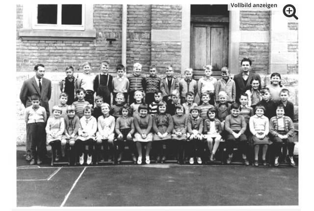 Klasse 1-4 im Frühjahr 1962 (?) , 39 Schüler mit Rektor Willi Braun, links, und Klassenlehrer Eugen Ziegler, Quelle: Reinhold Leja --> https://meine.stimme.de/kuenzelsau/kultur-freizeit/das-kocherstettener-heimatfest-1963-_-fotogalerie-von-reinhold-leja-d131128.html