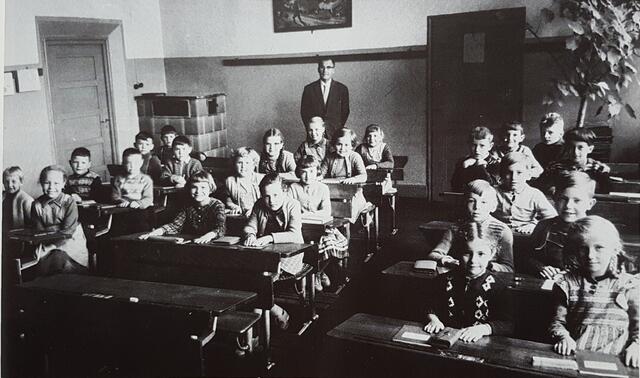 1959 in der Morsbacher Schulstube, mit Lehrer Johann Gässler,   Quelle: Künzelsauer Heimatbuch Band II, Abb.861, S.465, J.H. Rauser, 1984