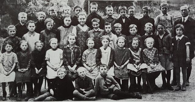 Volksschule Morsbach um 1929, Quelle: Jürgen Hermann Rauser,  Künzelsauer Heimatbuch Band II, Abb.859, S.465
