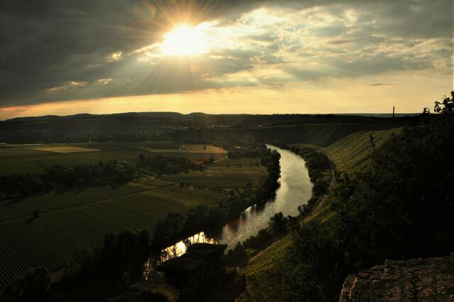 Unter den dunklen Wolken kann endlich die Sonne durch...