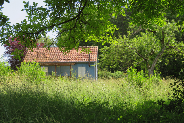Ein Holzhüttchen mit traumhaftem Garten