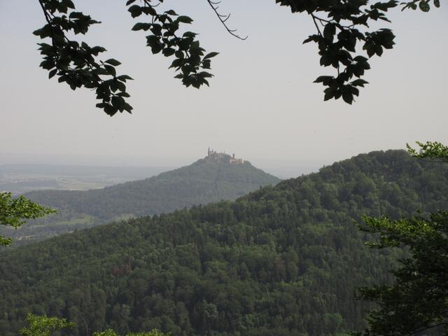 Etwas weiter entfernt als bei der Wanderung "Zollernburg-Panorama" und etwas gewittrige Wetterlage. Doch das tut der Aussicht und der Burg nicht weh.