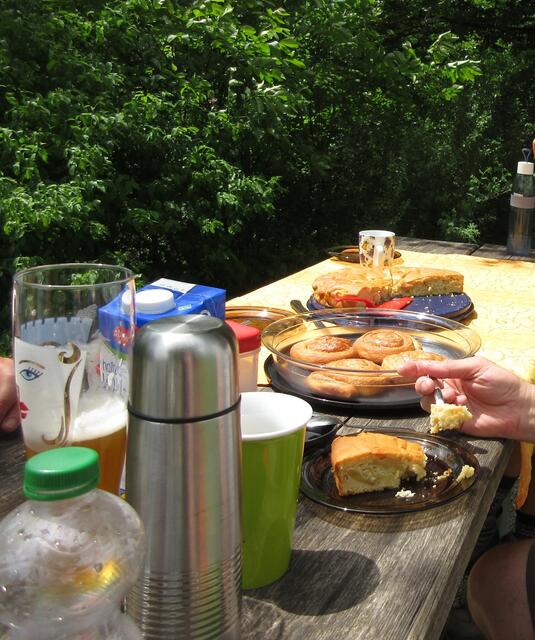 Und dann eine bunte Kaffeetafel, teilweise im Schatten.