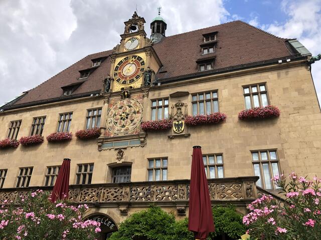 Kunstuhr am Heilbronner Rathaus :  Zeituhr mit dreiteiligem Zifferblatt (Anzeige: Minuten, Viertelstunden und volle Stunden).