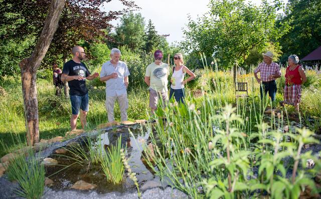 Magnus Diller (l.) erklärt wie er das Sumpfbeet gebaut hat. | Foto: Mario Berger