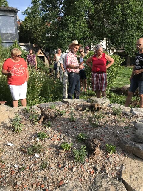 Noch ist nicht viel Grünes da: Das neueste Trockenbeet im Naturgarten. | Foto: Katja Bernecker