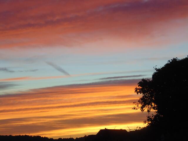 Schwarze Schloss-Silhouette mit rot-goldenem Abendhimmel
