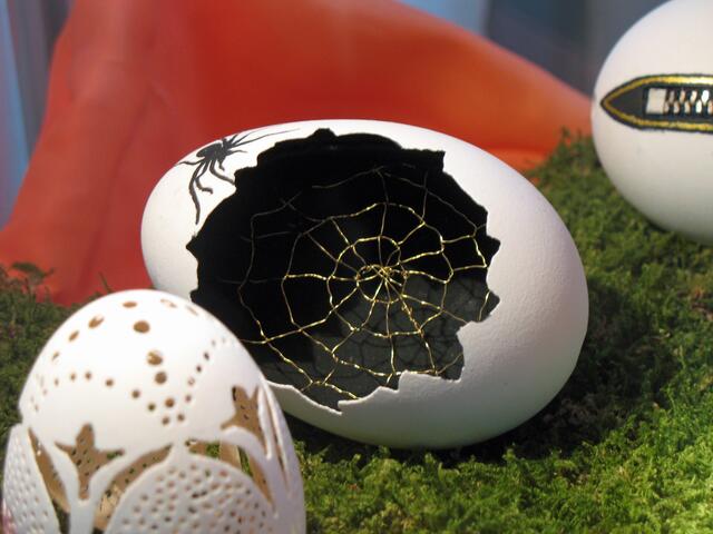 Osterei mit goldenem Spinnennetz