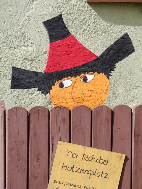 Schwarz-rot-goldener Räuber