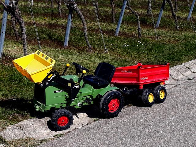 S Traktörle mit Hänger vom Nachwuchswengerter