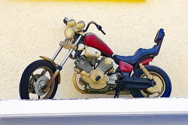 Motorrädle auf Vordach, Gemmingen
