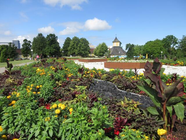Dieses "Feuerbeet" wurde 2008 anlässlich der Gartenschau angelegt. Es ist ein Symbol für die historische Salzgewinnung mittels Siedepfannen. Die rote Bepflanzung stellt das Feuer dar, das aufgrund der schwarzen Kohle brennen kann. Die weißen Steine stehen dagegen für das gewonnene Salz.