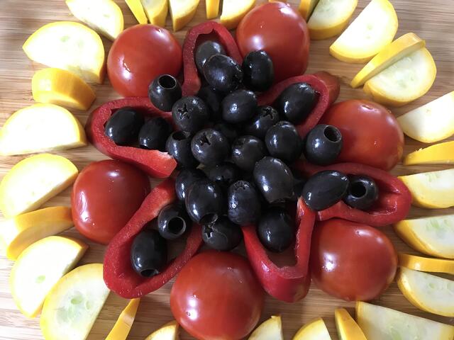 schwarze Oliven, roter Paprika/Tomaten/gelbe Zucchini