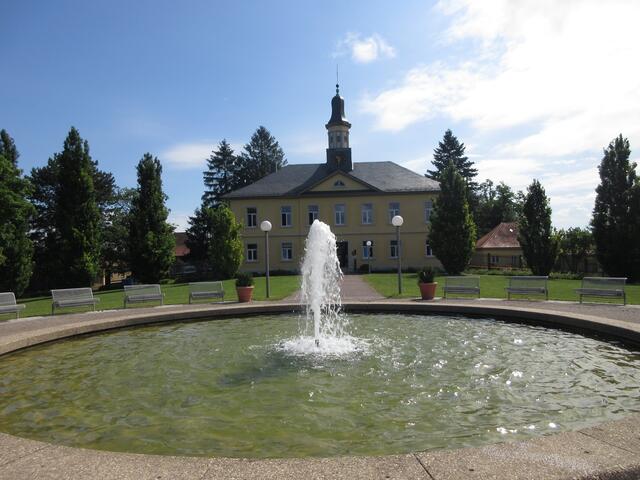 Am Mittwochmorgen sind alle Kurgäste noch fleißig bei ihren Anwendungen und so gehört der Park den Wanderern.