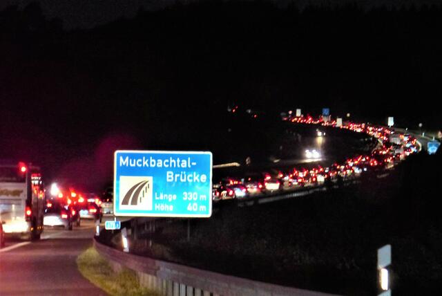 Nachts auf der Autobahn