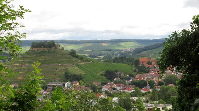 Oberhalb der Advokatenstaffel einer der schönsten Ausblicke auf die Burg Weibertreu