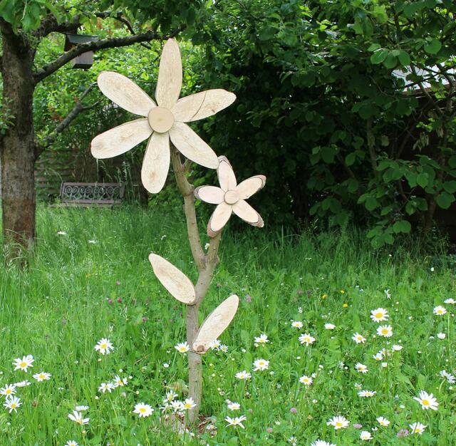 Auch diese Holzblume haben Heiderose Burkhardt und ihr Mann selbst gebaut. | Foto: Heiderose Burkhardt