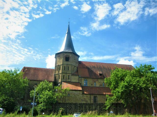 Blick auf die evang. Johanneskirche in Weinsberg am Sonntagmorgen