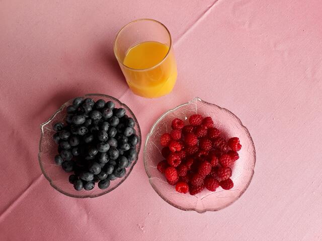 Himbeeren aus unserm Garten, Heidelbeeren aus Cleebronn und O-Saft