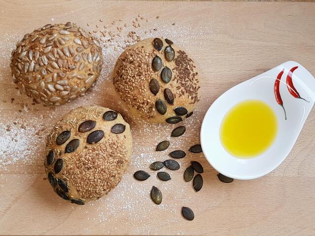 Brötchen backe ich jede Woche, ein so durchdachtes Foto kommt eher selten dabei heraus. Dieses hier hatte ich zum Wettbewerb 'Food-Fotografie' der Fotofreunde Neckarsulm eingereicht.