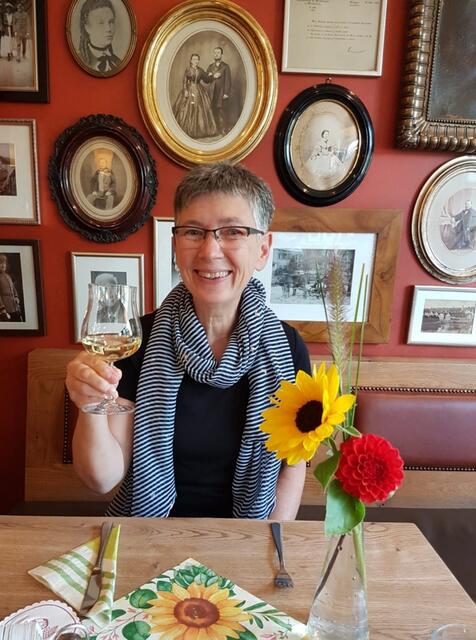 Nach all dem Backen lasse ich mich gerne auch mal in einem Café oder Restaurant verwöhnen - auf euer Wohl, und hoffentlich bleiben uns diese Möglichkeiten noch sehr lange erhalten!