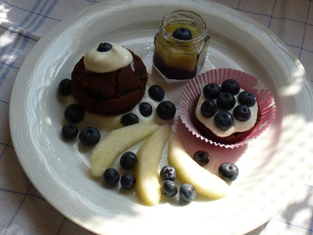 Dessert mit Schokoladenmuffins   https://meine.stimme.de/kuenzelsau/ratgeber/schokoladenmuffins-ricottacreme-birnen-und-blaubeeren-ein-dessert-fuer-besondere-tage-d44944.html