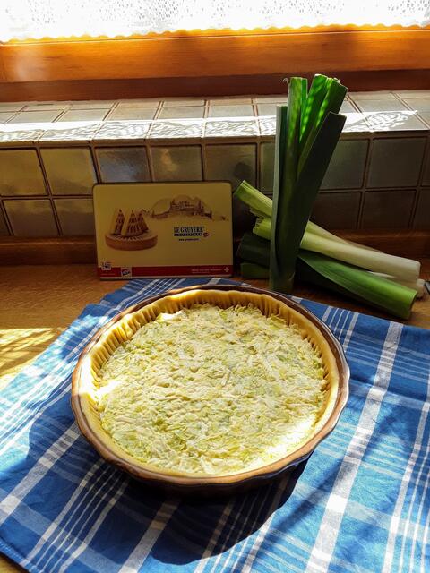 Hier entsteht ein Lauchkuchen; und der Betrachter erkennt die zeitweise schwierigen Lichtverhältnisse in meiner Küche. Beim gleichzeitigen Backen/Kochen und Fotografieren verabschiede ich mich meistens aus Zeitgründen von meinem Perfektionismus und lasse auch mal, wie hier, unschöne Schatten zu.  https://meine.stimme.de/kuenzelsau/ratgeber/lauchtarte-das-rezept-d69263.html