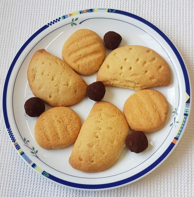 Mit Marmelade gefüllte und ungefüllte Kekse aus Mürbeteig, in Kakao gewälzte Marzipankugeln. Kekse backe ich immer 'auf Sicht', denn sie sollen goldbraun, dürfen aber keinesfalls zu dunkel werden.https://meine.stimme.de/kuenzelsau/ratgeber/23-+-4-d96524.html