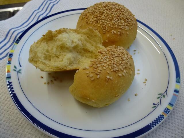 Hier wollte ich einmal die lockere 'Innenansicht' meiner Sesambrötchen zeigen. https://meine.stimme.de/kuenzelsau/ratgeber/broetchen-mit-hartweizengriess-und-dinkelvollkornmehl-d115001.html