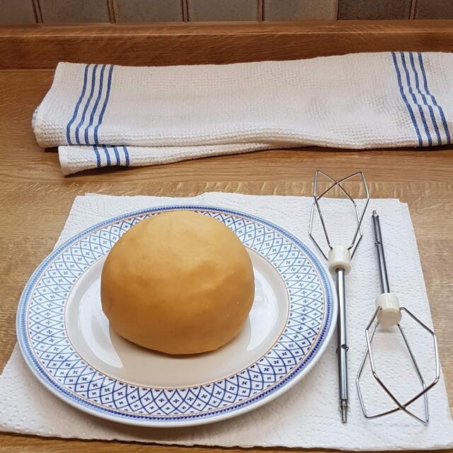 Wenn der Mürbeteig so aussieht, bin ich sehr zufrieden. Mit der Zeit kriegt man raus, wie das ideale Verhältnis aller Zutaten ist. Wenn das Ei eher klein ist, füge ich zum Beispiel noch 1 oder 2 Esslöffel Zitronensaft/-likör dazu; bei zu klebrigem Teig hilft etwas (!) mehr Mehl und  vorm Ausrollen im Kühlschrank ruhen lassen.