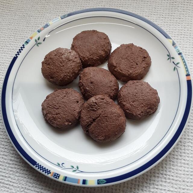 Meine Version von Macarons https://meine.stimme.de/kuenzelsau/ratgeber/mandelgebaeck-d98957.html    https://meine.stimme.de/kuenzelsau/ratgeber/macarons-aus-5-zutaten-d79487.html
