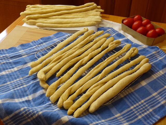 Die Grissini werden auch aus Hefeteig hergestellt. Ein großer Backofen ist dafür von Vorteil, denn je länger die knusprigen Stangen sind, desto authentischer wirken sie. https://meine.stimme.de/kuenzelsau/ratgeber/grissini-torinesi-d46036.html