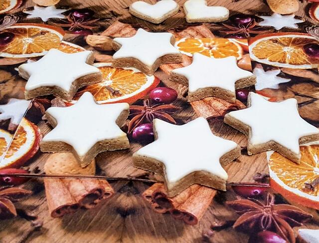 Die 'schwebenden' Zimtsterne waren zum Glück ganz real und schmeckten richtig gut - der Effekt des Schwebens ist eine optische Täuschung   https://meine.stimme.de/kuenzelsau/ratgeber/die-story-zur-geburtstagstorte-1-jahr-neue-meinestimme-d21311.html