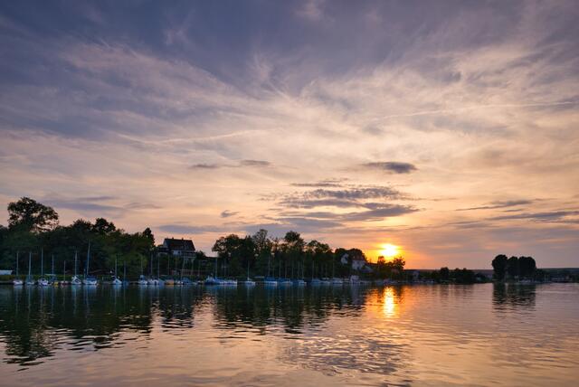 "Wie im Urlaub" - und doch vor der Haustüre: Blick auf den Lauffener Bootshafen bei Sonnenuntergang. | Foto: Ulrich Seidel