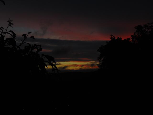 Sonnenuntergang in rot-schwarz-gold Folge