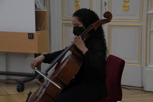 Yosmari Rodriguez umrahmt die Veranstaltung musikalisch. | Foto: Frank Lutz