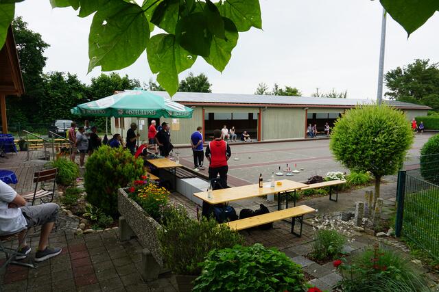 Die Stockbahnanlage im Seetal mit zwei überdachten Bahnen im Hintergrund