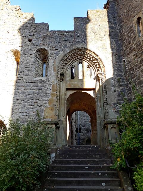 Burg Krautheim. Man kann sich im Rathaus einen Schlüssel holen.