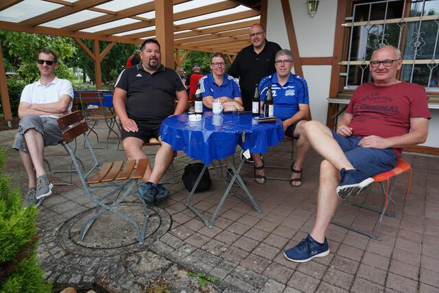 Die Vorstandsmitglieder Helmut Butz   ( von re.) Markus Riegg und AL Steffen Herr unterstützen das Team.
