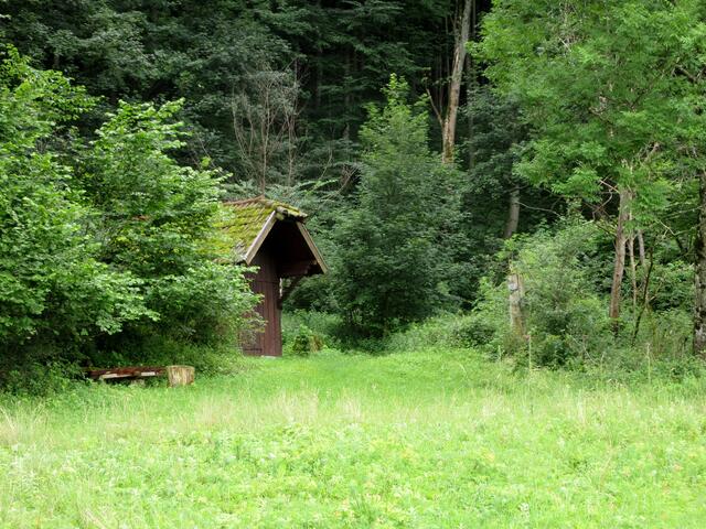 Das "Altes Bergwachthaus Rauber" in 613 m Höhe, oberhalb von Bissingen. Hier sind an den Schildern die UTM Daten angebracht und es wäre einfach von solchen Punkten aus die Rettung zu rufen.