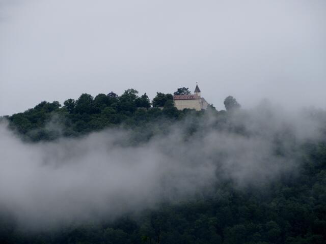 Morgens der erste mystische Blick auf die Burg