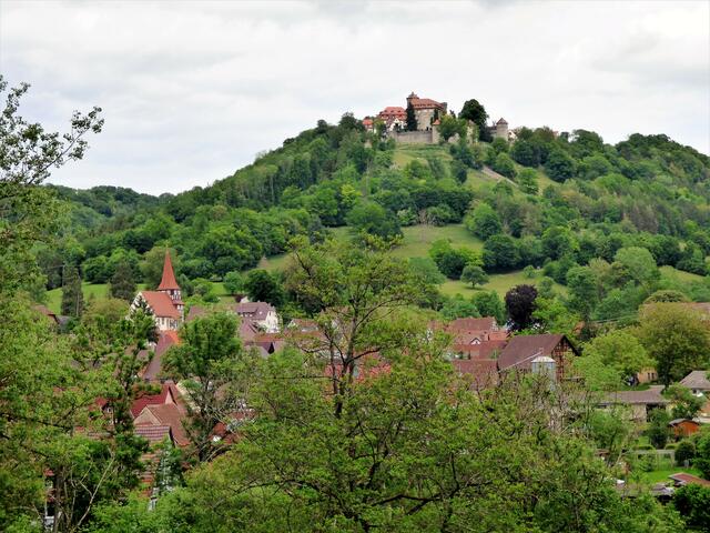 Schloss Stetten steht schützend über dem Ort Kocherstetten