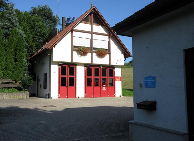 Das kleine Feuerwehrhaus ist schön mit Blumen geschmückt und steht direkt hinter der 1910 erbauten Pumpstation der Gemeinde. Hier stand die in den 1920 Jahren erbaute "Frisch Auf"-Turnhalle des Arbeiterturnvereins Donnbronn. Die Nationalsozialisten beendeten 1933 das aktive Vereinsleben.